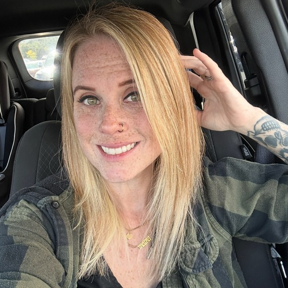 Meet your Posher, Jenn - Picture 2 of 2